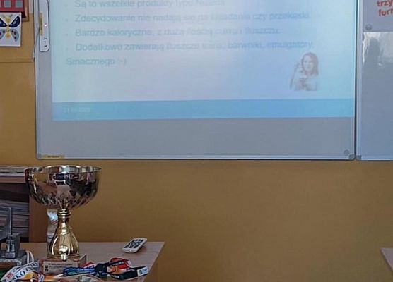 Grafika 1: Zajęcia kl. VA z dietetykiem, Łukaszem Mielewczykiem, w ramach projektu  "Trzymaj Formę”