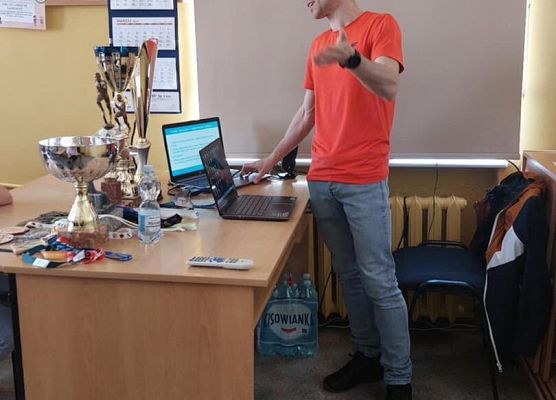 Grafika 4: Zajęcia kl. VA z dietetykiem, Łukaszem Mielewczykiem, w ramach projektu  "Trzymaj Formę”