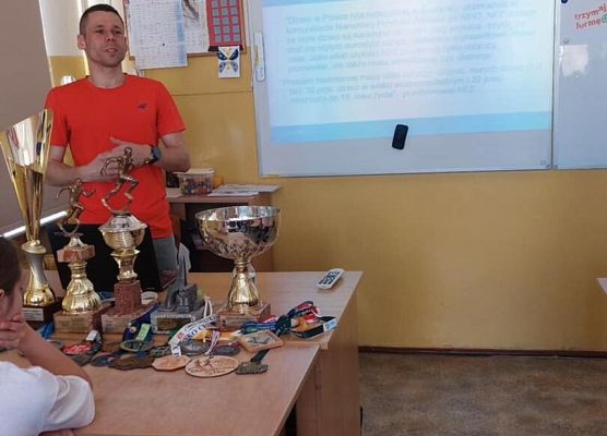 Grafika 6: Zajęcia kl. VA z dietetykiem, Łukaszem Mielewczykiem, w ramach projektu  "Trzymaj Formę”