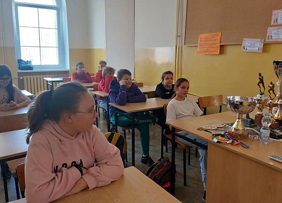 Grafika 8: Zajęcia kl. VA z dietetykiem, Łukaszem Mielewczykiem, w ramach projektu  "Trzymaj Formę”