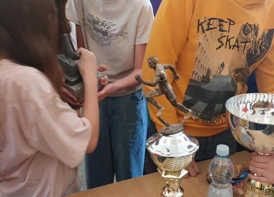 Grafika 10: Zajęcia kl. VA z dietetykiem, Łukaszem Mielewczykiem, w ramach projektu  "Trzymaj Formę”