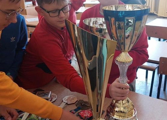 Grafika 12: Zajęcia kl. VA z dietetykiem, Łukaszem Mielewczykiem, w ramach projektu  "Trzymaj Formę”