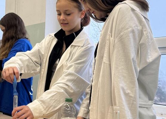 Grafika 3: Pokaz chemiczny siódmoklasistów dla kl. IVB