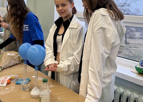 Grafika 11: Pokaz chemiczny siódmoklasistów dla kl. IVB