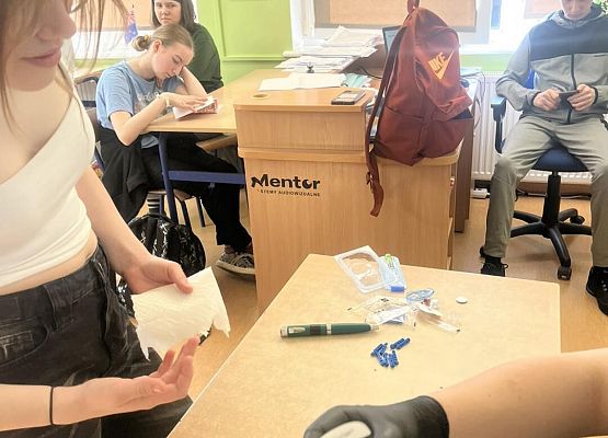 Grafika 16: Wykład uczniów Rolniczaka na temat cukrzycy dla klas VII-VIII SP Wicko