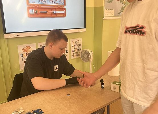Grafika 21: Wykład uczniów Rolniczaka na temat cukrzycy dla klas VII-VIII SP Wicko