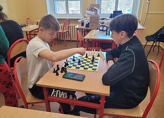 Grafika 8: Szkolny turniej szachowy