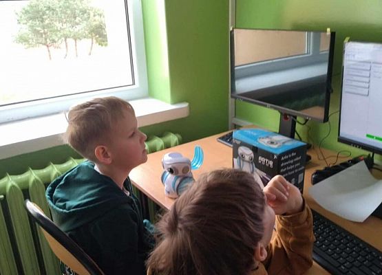 Grafika 1: Zajęcia projektowe kl. IB  z  z wykorzystaniem robotów Artie 3000