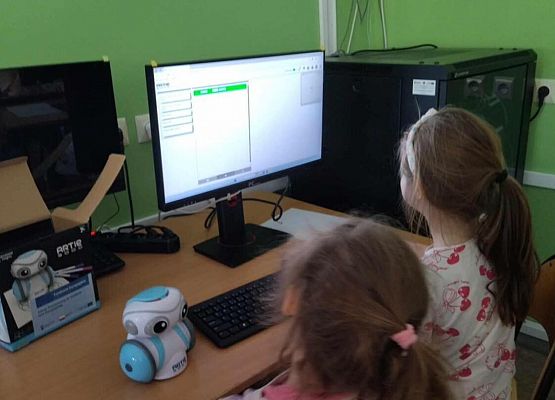Grafika 5: Zajęcia projektowe kl. IB  z  z wykorzystaniem robotów Artie 3000