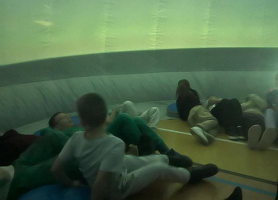 Grafika 2: Zajęcia z uczniami SP Wicko w mobilnym Planetarium z CNK z Warszawy