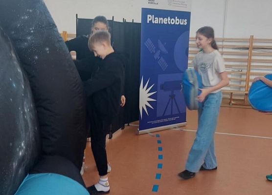 Grafika 4: Zajęcia z uczniami SP Wicko w mobilnym Planetarium z CNK z Warszawy