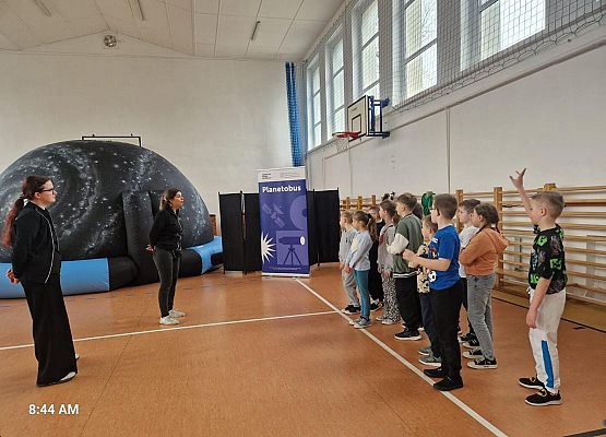 Grafika 7: Zajęcia z uczniami SP Wicko w mobilnym Planetarium z CNK z Warszawy