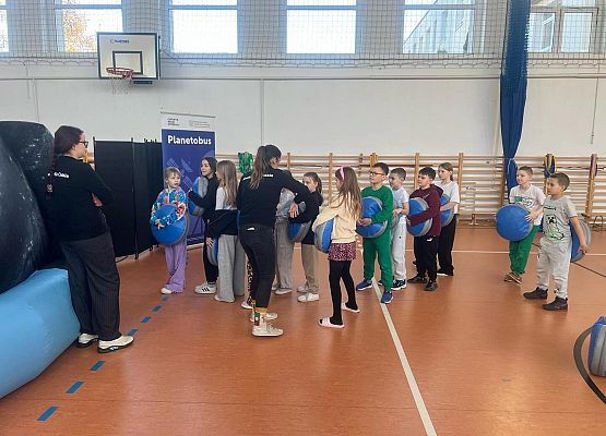 Grafika 8: Zajęcia z uczniami SP Wicko w mobilnym Planetarium z CNK z Warszawy