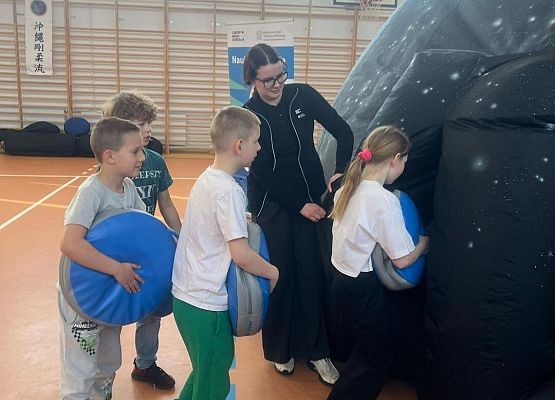 Grafika 11: Zajęcia z uczniami SP Wicko w mobilnym Planetarium z CNK z Warszawy