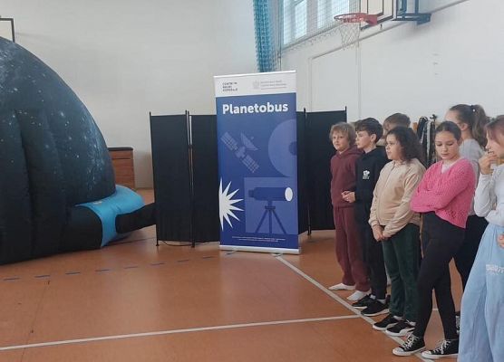 Grafika 14: Zajęcia z uczniami SP Wicko w mobilnym Planetarium z CNK z Warszawy