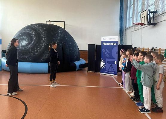 Grafika 15: Zajęcia z uczniami SP Wicko w mobilnym Planetarium z CNK z Warszawy
