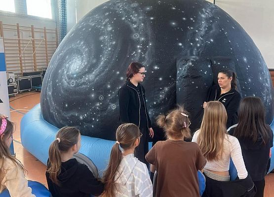 Grafika 16: Zajęcia z uczniami SP Wicko w mobilnym Planetarium z CNK z Warszawy