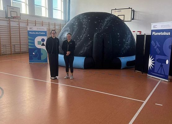 Grafika 21: Zajęcia z uczniami SP Wicko w mobilnym Planetarium z CNK z Warszawy