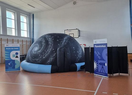 Grafika 22: Zajęcia z uczniami SP Wicko w mobilnym Planetarium z CNK z Warszawy