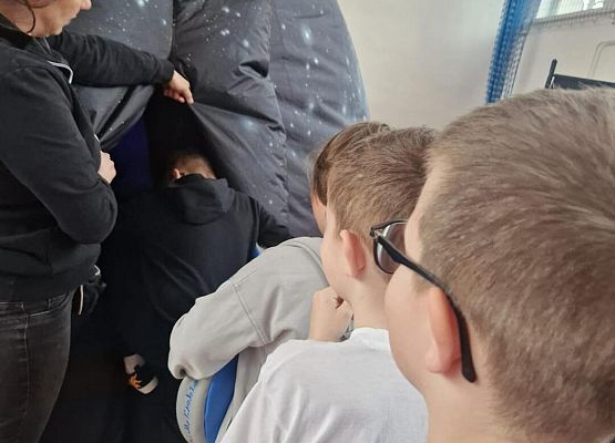Grafika 24: Zajęcia z uczniami SP Wicko w mobilnym Planetarium z CNK z Warszawy