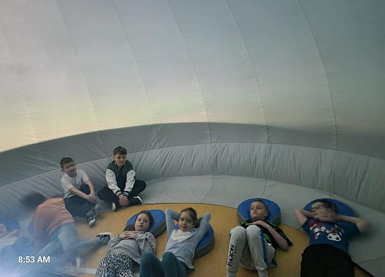 Grafika 25: Zajęcia z uczniami SP Wicko w mobilnym Planetarium z CNK z Warszawy