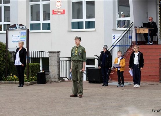 Grafika 6: Apel na cześć Chrztu Polski i Roku Milenium Koronacji Dwóch Pierwszych Królów Państwa Polskiego