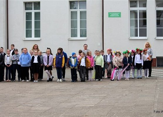 Grafika 9: Apel na cześć Chrztu Polski i Roku Milenium Koronacji Dwóch Pierwszych Królów Państwa Polskiego