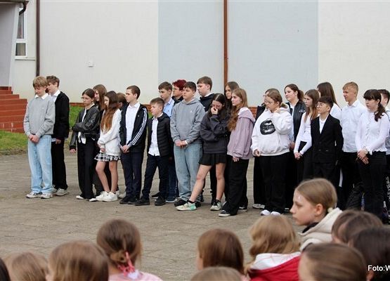 Grafika 15: Apel na cześć Chrztu Polski i Roku Milenium Koronacji Dwóch Pierwszych Królów Państwa Polskiego