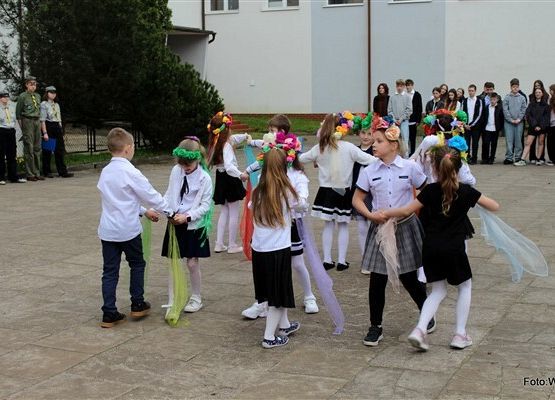 Grafika 21: Apel na cześć Chrztu Polski i Roku Milenium Koronacji Dwóch Pierwszych Królów Państwa Polskiego