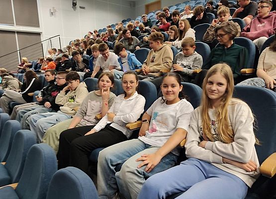 Grafika 2: Wyjazd uczniów do Słupska na spektakl „Opowieść wigilijna”