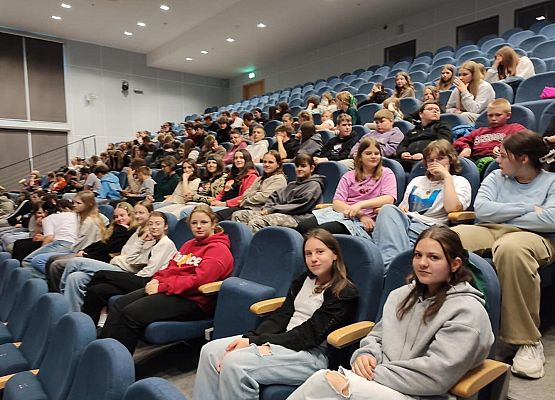 Grafika 1: Wyjazd uczniów do Słupska na spektakl „Opowieść wigilijna”