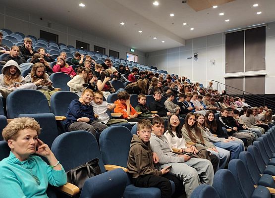 Grafika 3: Wyjazd uczniów do Słupska na spektakl „Opowieść wigilijna”