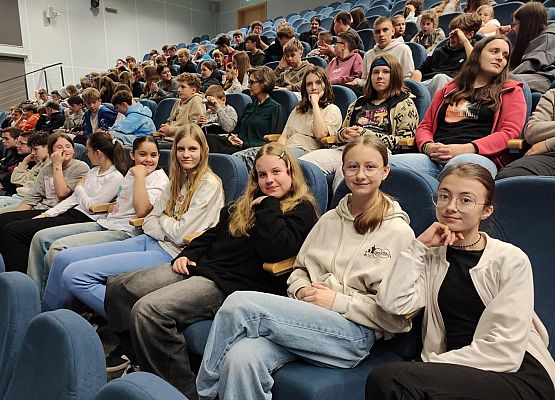 Grafika 4: Wyjazd uczniów do Słupska na spektakl „Opowieść wigilijna”