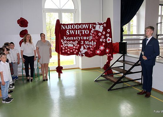 Grafika 1: Uroczysty apel z okazji Święta Konstytucji 3 Maja