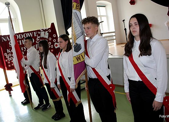 Grafika 2: Uroczysty apel z okazji Święta Konstytucji 3 Maja