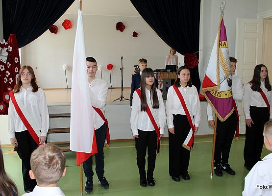 Grafika 3: Uroczysty apel z okazji Święta Konstytucji 3 Maja