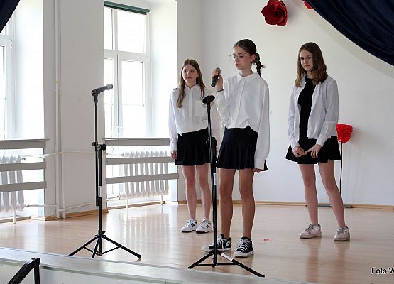 Grafika 10: Uroczysty apel z okazji Święta Konstytucji 3 Maja