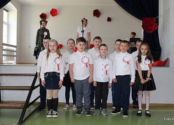 Grafika 18: Uroczysty apel z okazji Święta Konstytucji 3 Maja