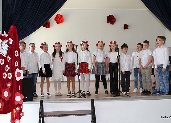 Grafika 25: Uroczysty apel z okazji Święta Konstytucji 3 Maja