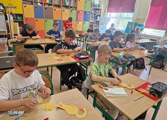 Grafika 2: Klasa IIB wykonała wizytówki w ramach projektu związanego z lekturą "Karolcia"