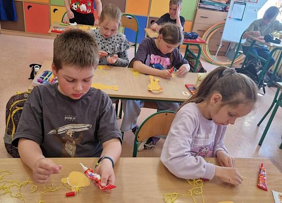 Grafika 1: Klasa IIB wykonała wizytówki w ramach projektu związanego z lekturą "Karolcia"