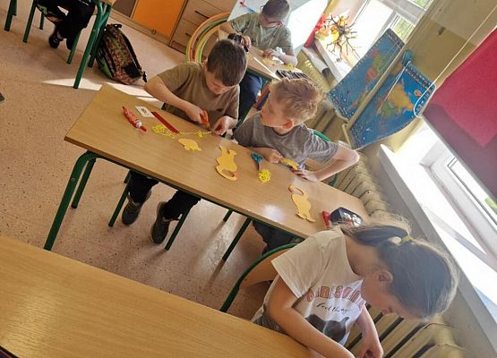 Grafika 3: Klasa IIB wykonała wizytówki w ramach projektu związanego z lekturą "Karolcia"