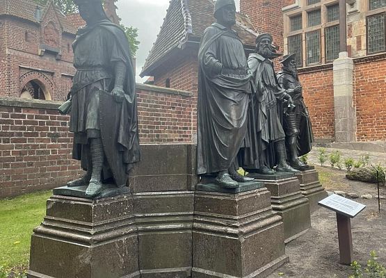 Grafika 5: Wyprawa klas V do Malborka