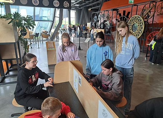 Grafika 1: Nasi uczniowie na projektowej wycieczce do Warszawy