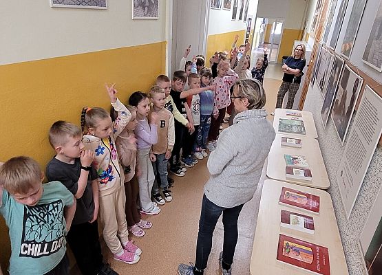 Grafika 2: Poezja ks. Jana Twardowskiego dla kl. I w tegorocznej akcji "Cała Polska czyta dzieciom"