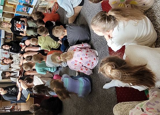 Grafika 7: Poezja ks. Jana Twardowskiego dla kl. I w tegorocznej akcji "Cała Polska czyta dzieciom"