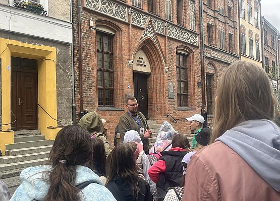 Grafika 8: Klasy czwarte na wycieczce do Torunia