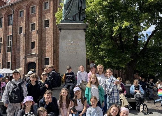 Grafika 1: Klasy czwarte na wycieczce do Torunia