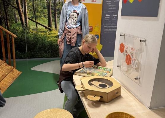 Grafika 9: Klasy czwarte na wycieczce do Torunia