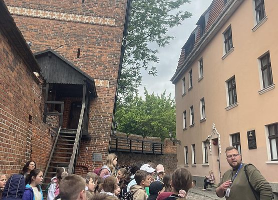 Grafika 11: Klasy czwarte na wycieczce do Torunia